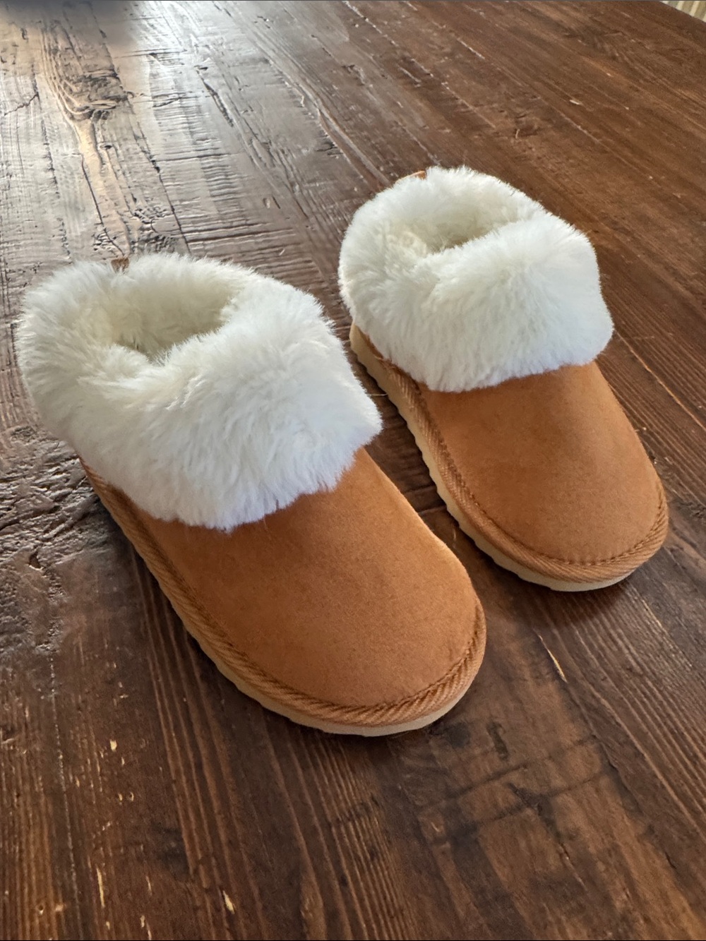Old Navy Cozy Faux Shearling Cuff Slippers in Chestnut